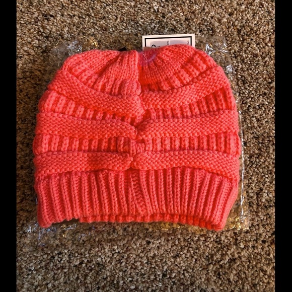 NWT C.C Messy Bun Beanie Tail - Picture 2 of 4